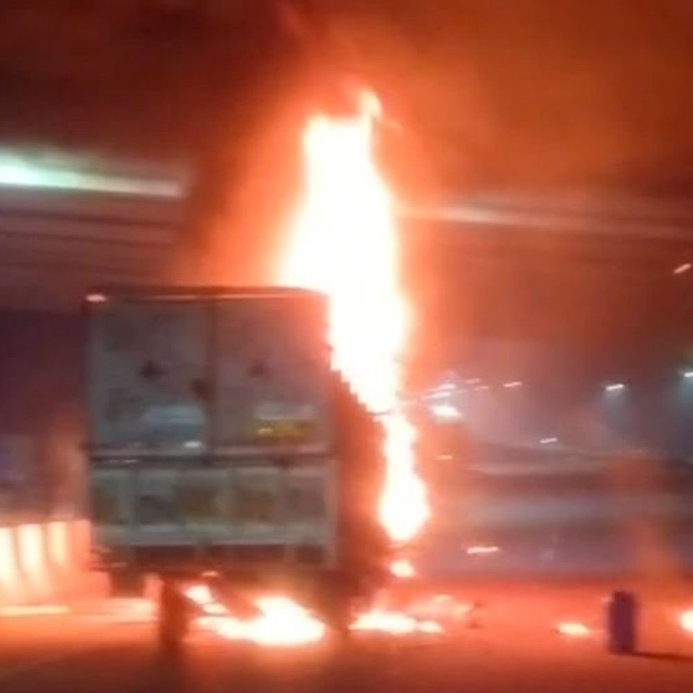 लोडर में फंसे परिचालक की जिंदा जलकर मौत:कानपुर में चालक ने कूदकर बचाई जान, 10 इलेक्ट्रिक बाइकें जलीं