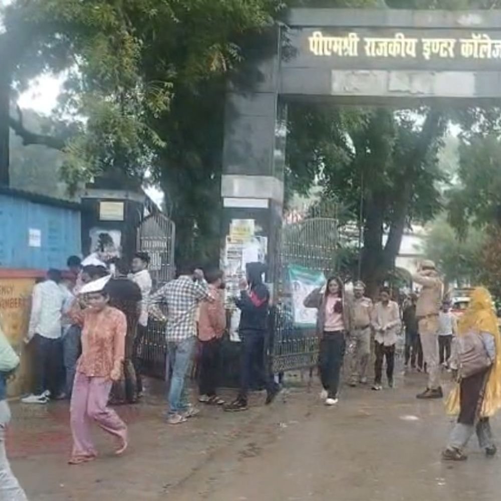फतेहपुर में बारिश के बीच PET परीक्षा शुरू:16 केंद्रों पर 36,144 अभ्यर्थी होंगे शामिल, दो पालियों में एग्जाम