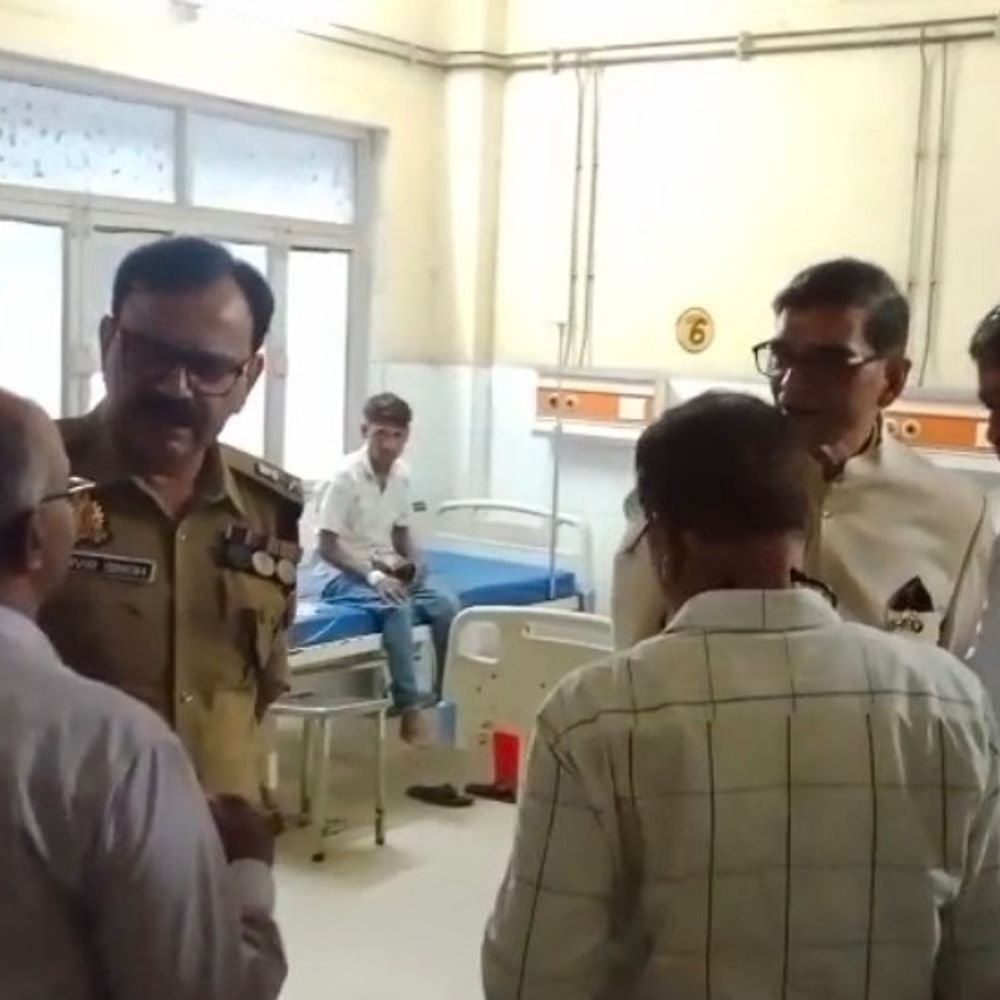 मड़ुआ के आटे की रोटी खाने से 49 महिलाएं बीमार:बलिया के चोकन-आसचौरा गांव की घटना, 3 की हालत गंभीर; डीएम ने अस्पताल पहुंचकर जाना हाल