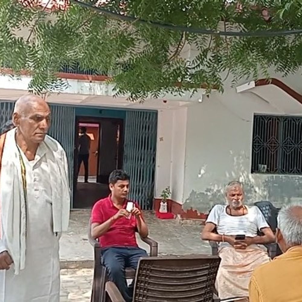 भदोही में जिपं सदस्य के घर 15 लाख की चोरी:छत के रास्ते घुसे, सोने-चांदी समेत नगदी ले गए; पुलिस जांच में जुटी