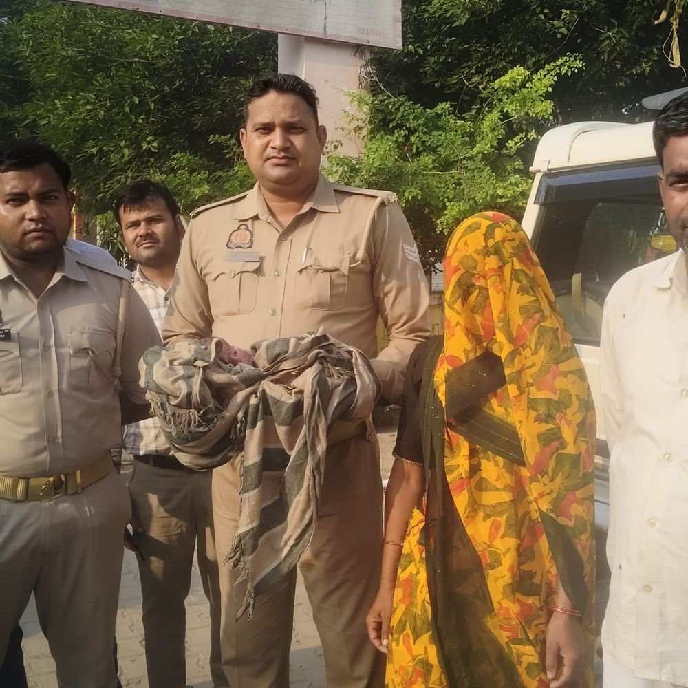 संभल में झाड़ियों में मिले नवजात की हालत गंभीर:पैर की हड्डी तक दिख रही, 96 घंटे से जिला अस्पताल में चल रहा इलाज