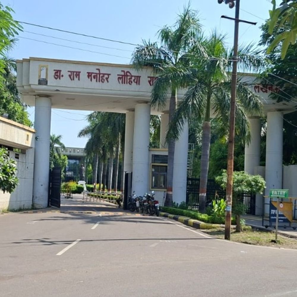 लोहिया लॉ यूनिवर्सिटी के दीक्षांत समारोह की तैयारियां तेज:ऑडिटोरियम के VVIP गेट का हो रहा रेनोवेशन, 17 अक्टूबर को आएंगे CM योगी