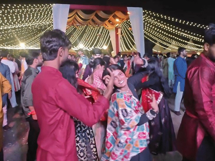 यूपी दर्शन पार्क में गरबा फेस्टिवल में दिखी धूम:लखनऊ में रंग-बिरंगे परिधानों में पहुंचे लोग, चोगाड़ा तारा से नगाड़ा गाने पर झूमे