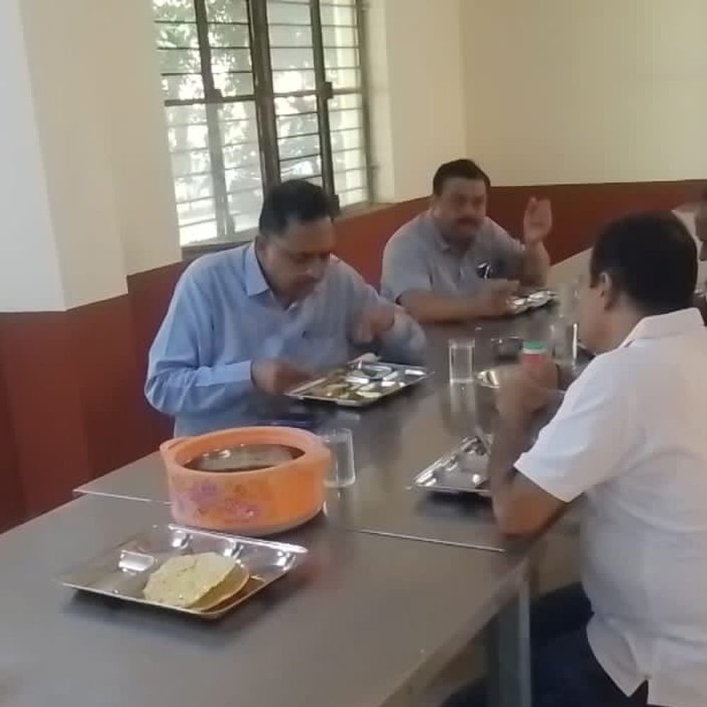कुलपति ने चरक हॉस्टल में छात्रों संग बैठकर भोजन किया:औचक निरीक्षण कर भोजन की गुणवत्ता और स्वच्छता पर जोर दिया