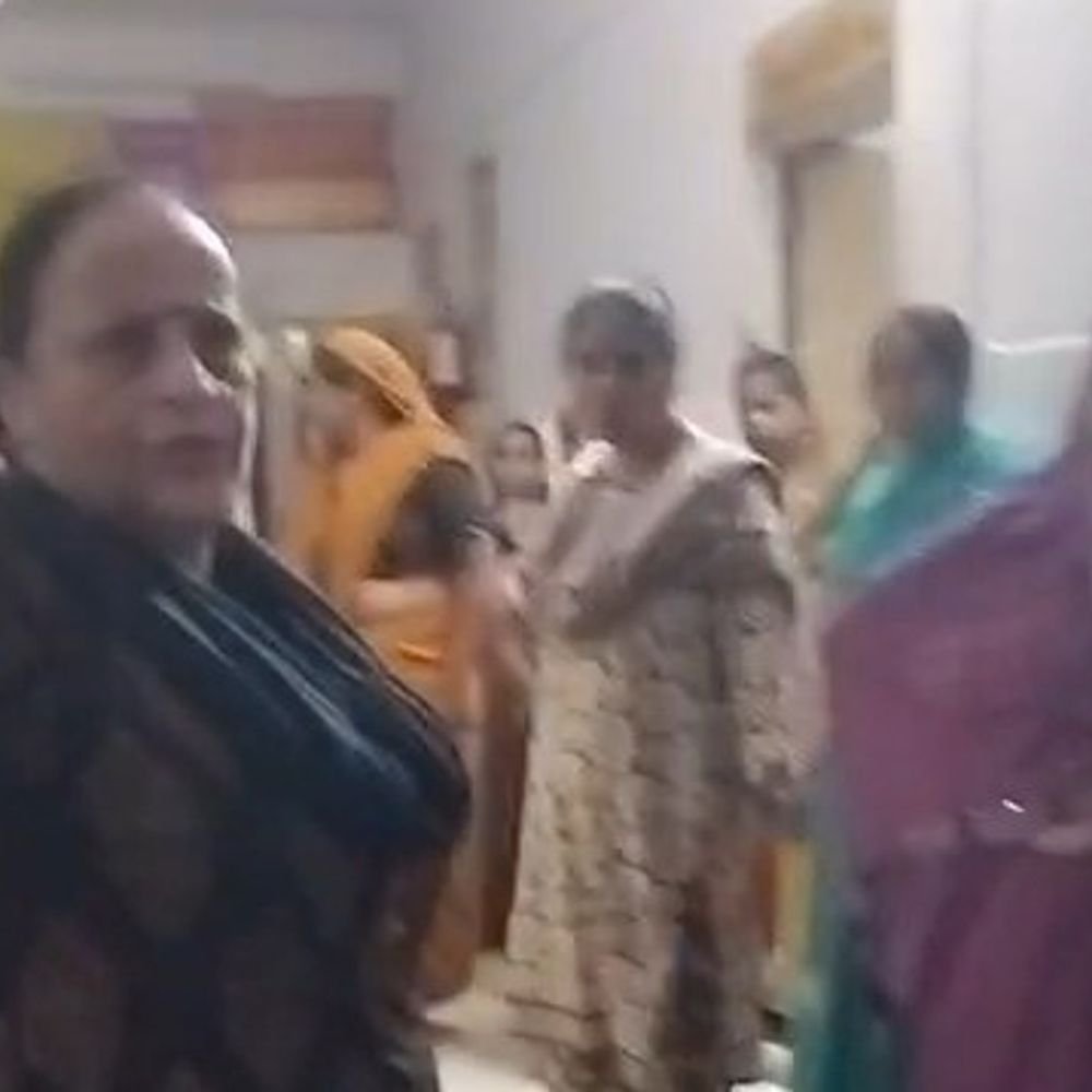 मैनपुरी में प्रसव पीड़ा में तड़पती रही गर्भवती:महिला अस्पताल में डिलीवरी के नाम पर 5 हजार मांगने का आरोप