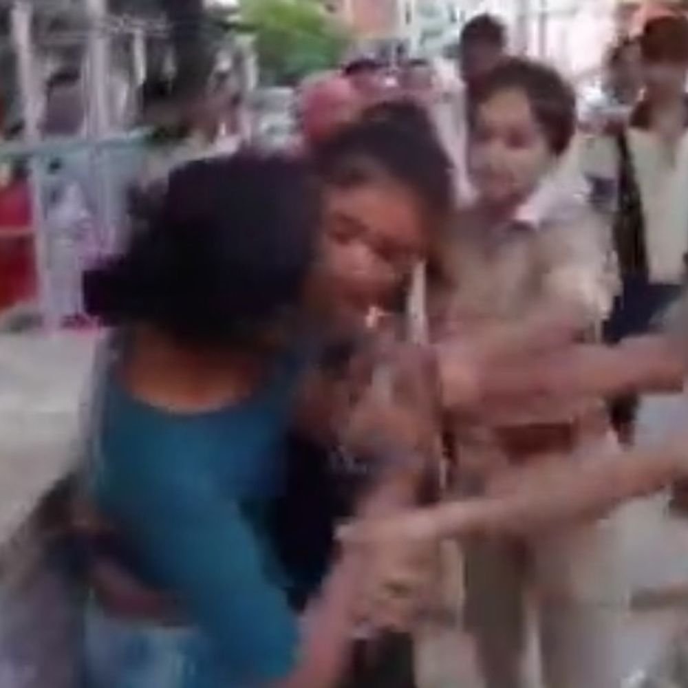नशे में दो बहनों का सड़क पर हंगामा, VIDEO:पुलिस से उलझीं, हाथापाई की; घरवालों को बुलाकर ले जाना पड़ा