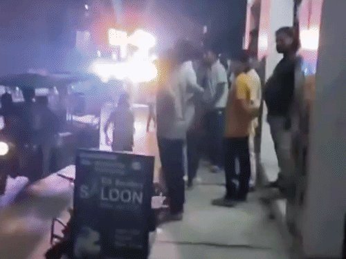 बुलंदशहर में डीजे के शोर से दुकान का सामान गिरा:शोभायात्रा में तेज आवाज से कंपन, एसपी सिटी ने दी कार्रवाई की चेतावनी