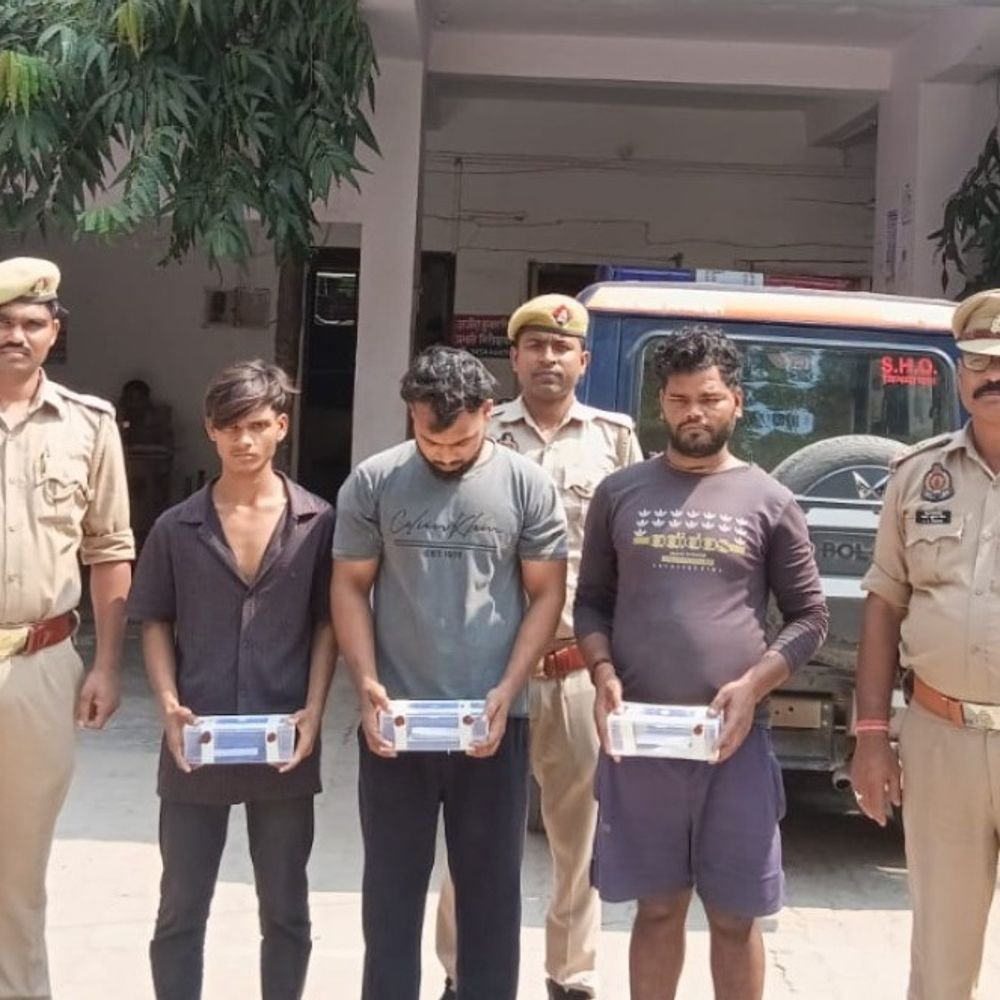 विंध्याचल में श्रद्धालुओं के मोबाइल चोरी करने वाले 3 गिरफ्तार:दर्शनार्थियों का पीछा कर चोरी करते थे, 3 मोबाइल फोन जब्त