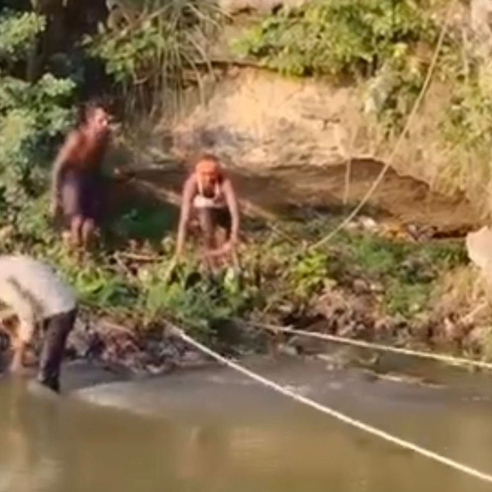 जिला प्रशासन की लापरवाही:नमामि गंगे की विफलता के बाद जनसहयोग से मिली सफलता,मुंशीगंज में लोगों ने 5दिन में सईनदी को जलकुंभी से मुक्त कराया
