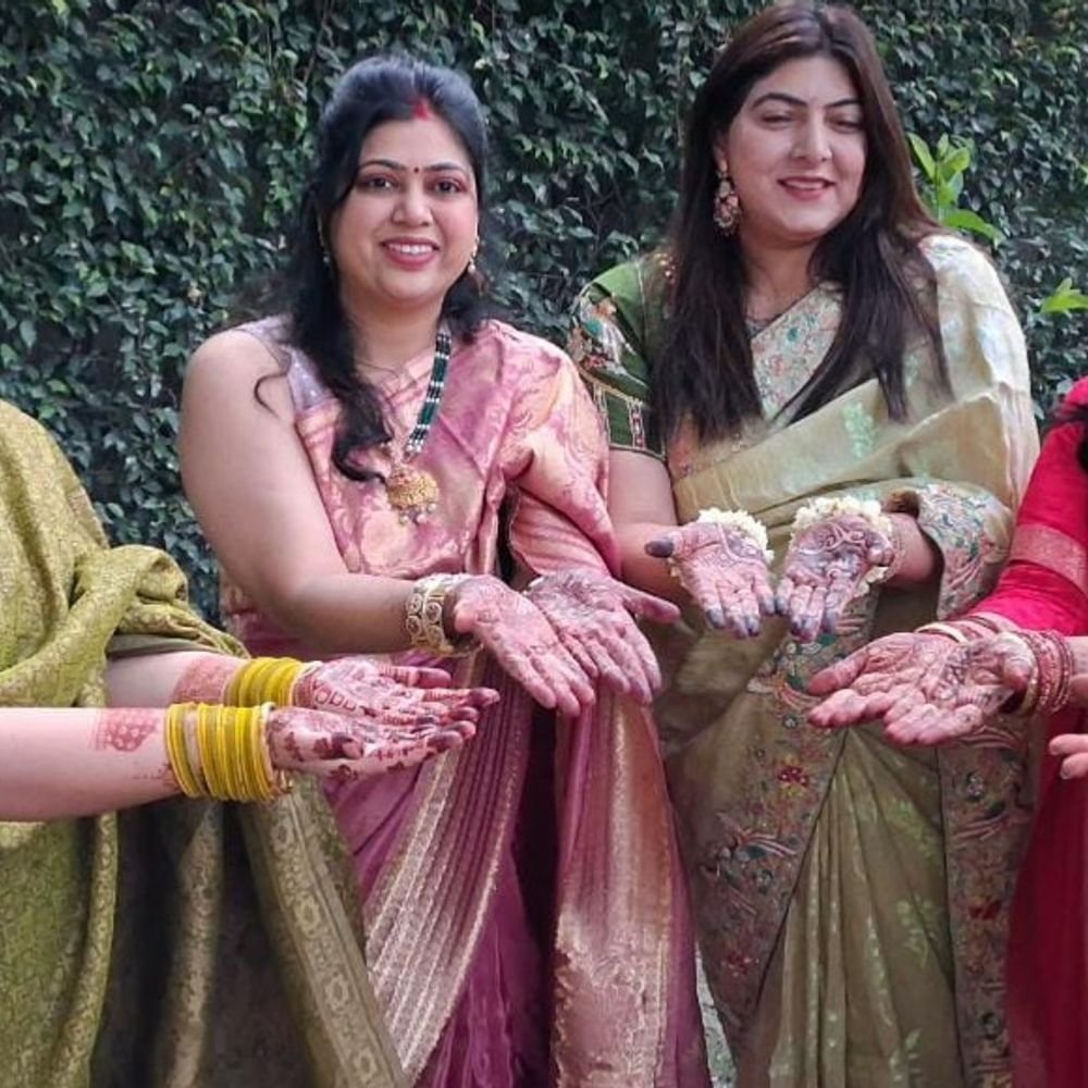 गाजियाबाद में फोटोज में देखिए करवाचौथ:चांद के दीदार होते ही शहर में आतिशबाजी, महिलाओं ने व्रत रखकर पूजा की