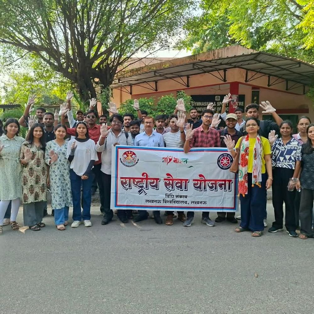 लखनऊ विश्वविद्यालय में NSS स्वयंसेवकों ने चलाया स्वच्छता अभियान:विधि संकाय, उद्यान और पार्किंग की सफाई कर सिंगल यूज प्लास्टिक मुक्त का संदेश दिया