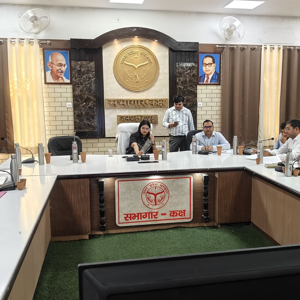 हापुड़ में सड़क दुर्घटनाएं रोकने के लिए प्रशासन सख्त:ब्लैक स्पॉट सुधारने और यातायात नियमों के पालन पर जोर