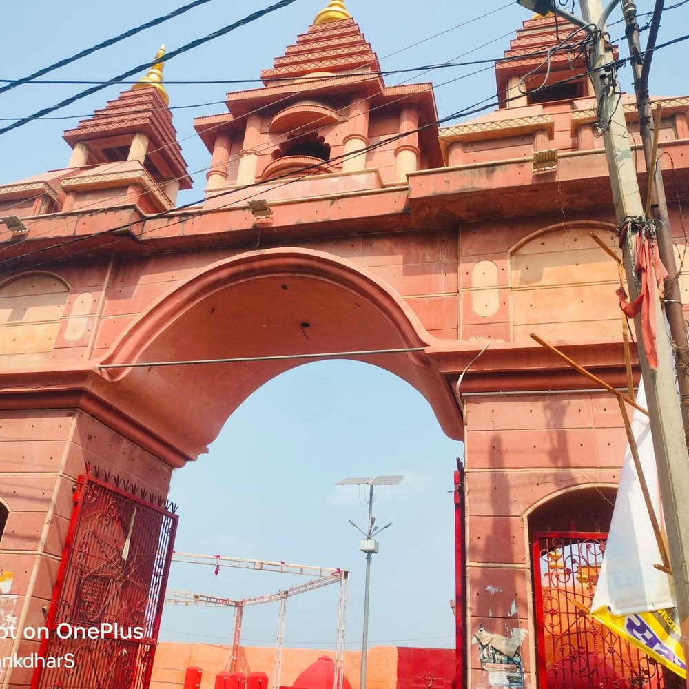 मुरादाबाद काली माता मंदिर पंडाल वैष्णो देवी थीम पर सजेगा:2000 नारियल और विदेशी फूलों से होगी सजावट, 40 कारीगर दिन-रात जुटे