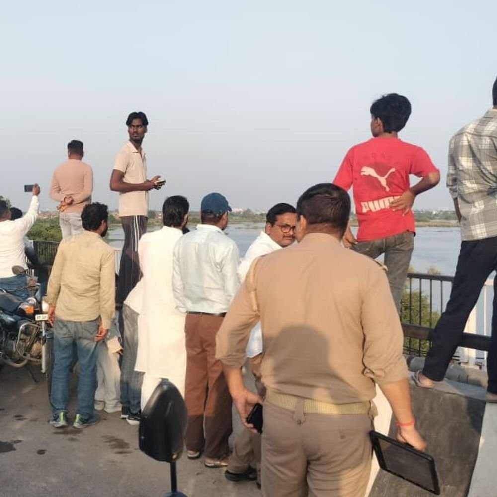 गोमती पुल से युवक-युवती ने लगाई छलांग:दो थानों की पुलिस तलाश में जुटी, एसडीआरएफ मौके पर पहुंची