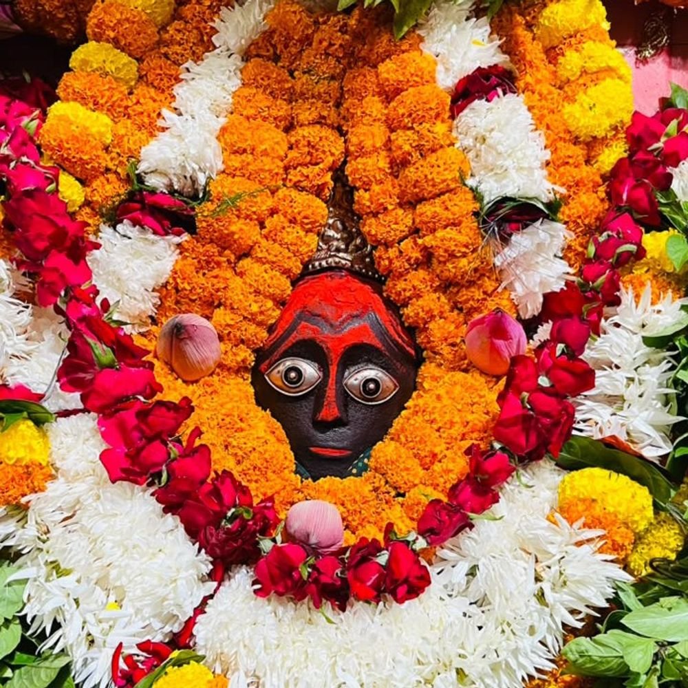 जौनपुर में नवरात्र के चौथे दिन मां कूष्मांडा के दर्शन:15 हजार भक्तों ने टेका मत्था, सुरक्षा के लिए पुलिस और पीएसी तैनात