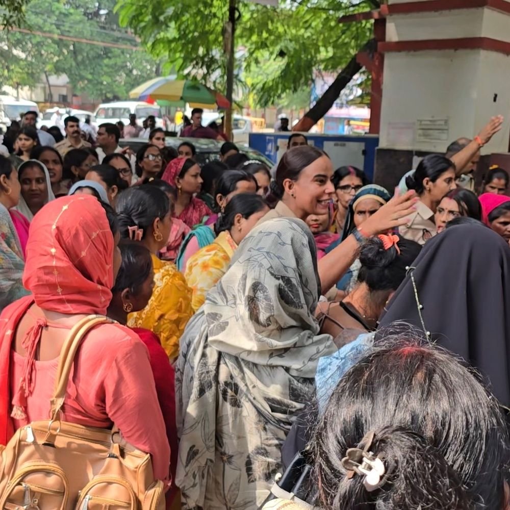 बिजनौर में समूह सखियों का प्रदर्शन:विकास भवन पहुंचकर ज्ञापन दिया, 20 हजार मानदेय और नियुक्ति पत्र मांगे