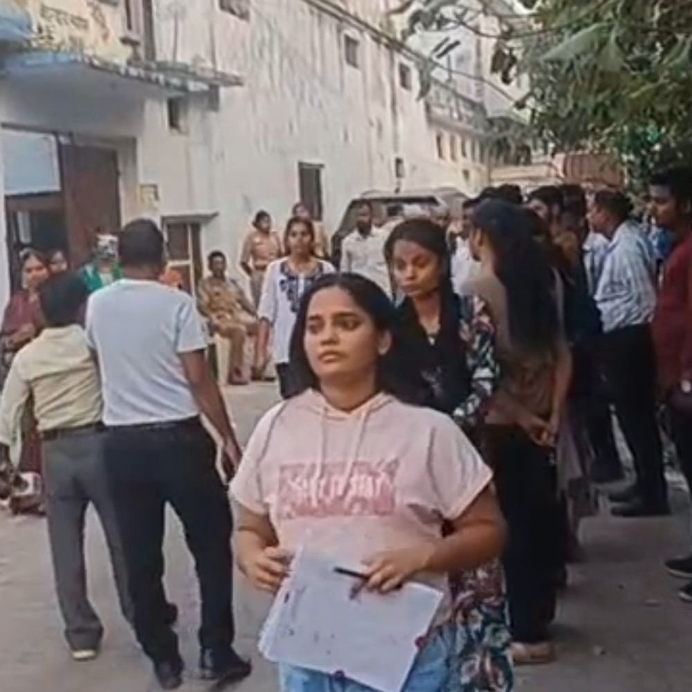 बहराइच में 8 केंद्रों पर शांतिपूर्ण हुई PET:6048 अभ्यर्थियों को देना था पेपर, डीएम-एसपी ने केंद्रों का निरीक्षण कर व्यवस्था देखी