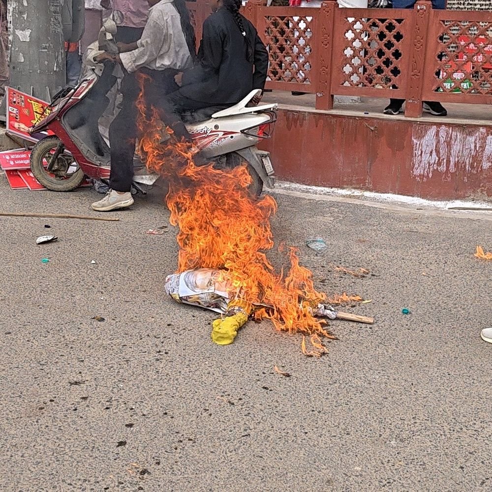सपा के प्रदर्शन और पुतला दहन पर केस:पुलिस से धक्का-मुक्की के बाद 5 नामजद समेत 150 पर मुकदमा
