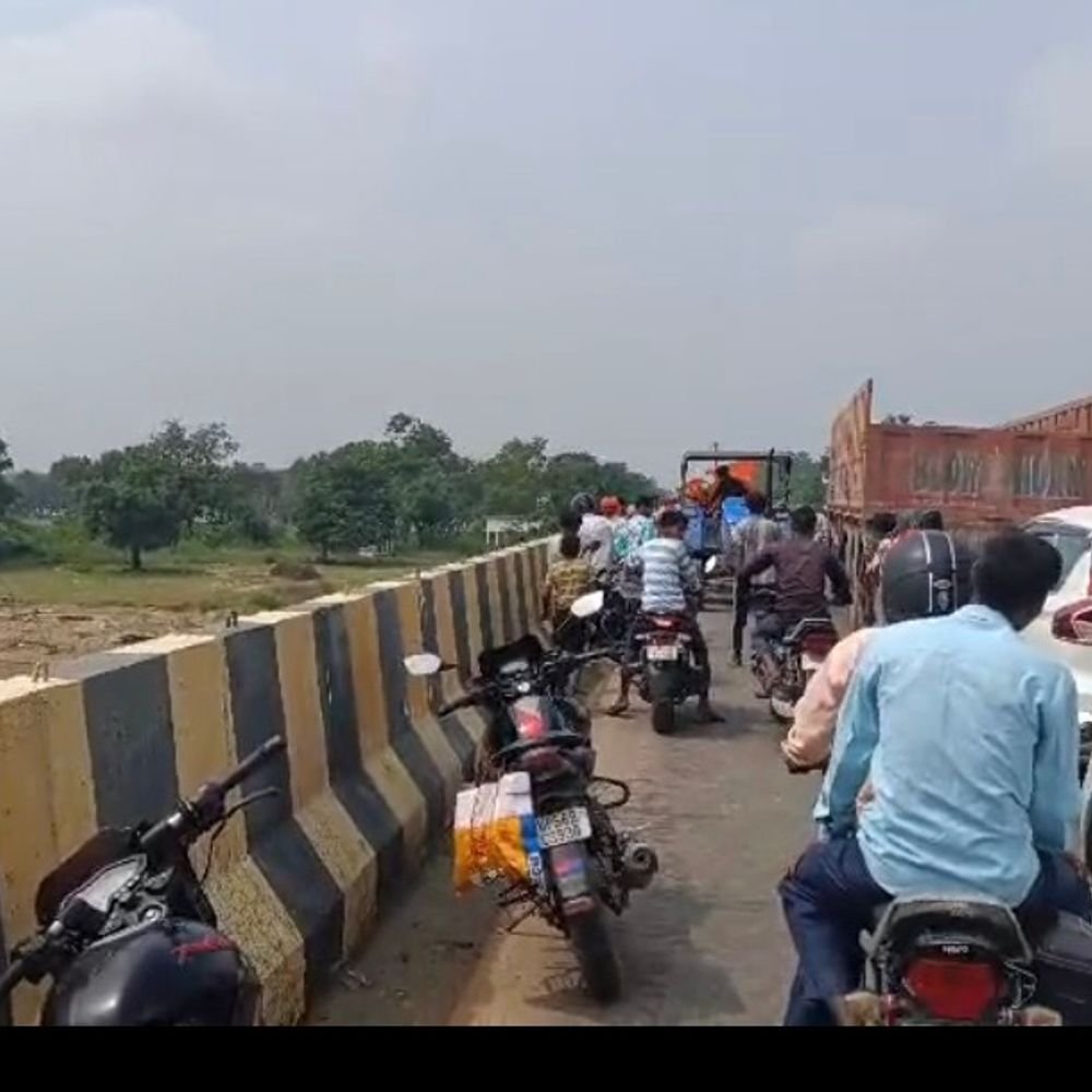 महराजगंज में रोहिन नदी में महिला ने लगाई छलांग:त्रिमुहानी पुल से कूदी, दो घंटे बाद भी नहीं मिला सुराग; NDRF टीम तलाश में जुटी