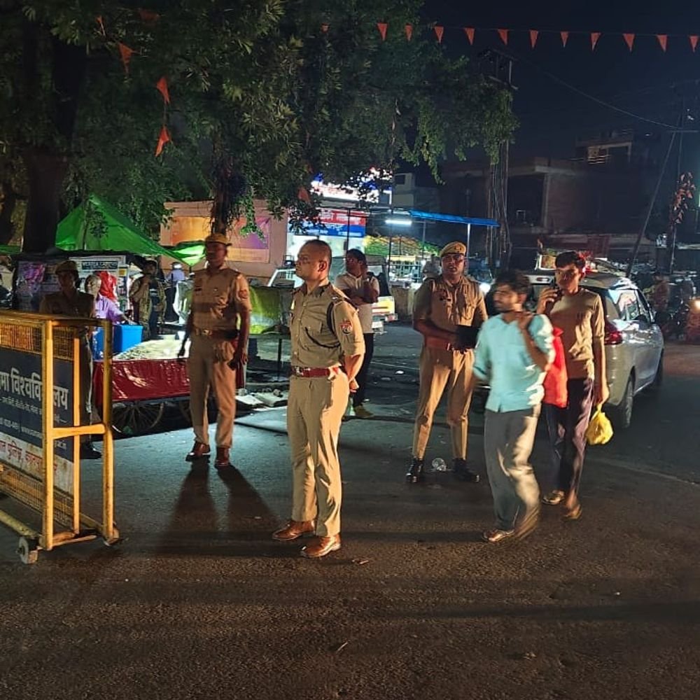 पुलिस ने संदिग्ध वाहनों और लोगों की तलाशी ली:वेस्ट जोन मे त्योहारों पर सुरक्षा के लिए पुलिस-प्रेस-अधिवक्ता लिखे वाहनों की भी जांच