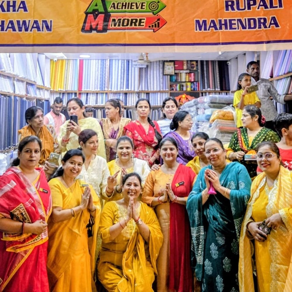 रामबरात पर पुष्पवर्षा से स्वागत:खत्री वुमेन फाउंडेशन ने रामबरात में शामिल श्रद्धालुओं पर बरसाए फूल