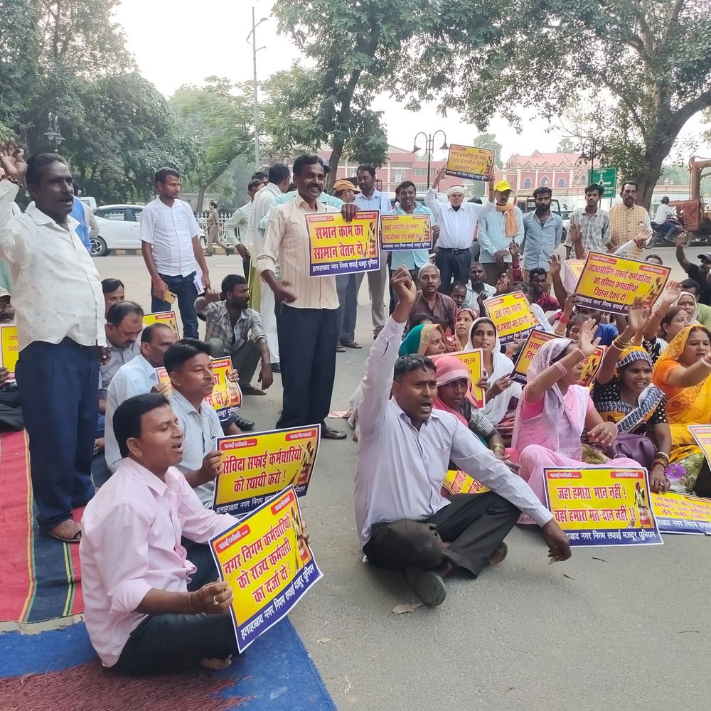प्रयागराज में सफाई कर्मचारियों ने स्वास्थ्य अधिकारी की गाड़ी रोकी:लंबित मांगों को लेकर प्रदर्शन; दशहरे से पहले हड़ताल की चेतावनी दी