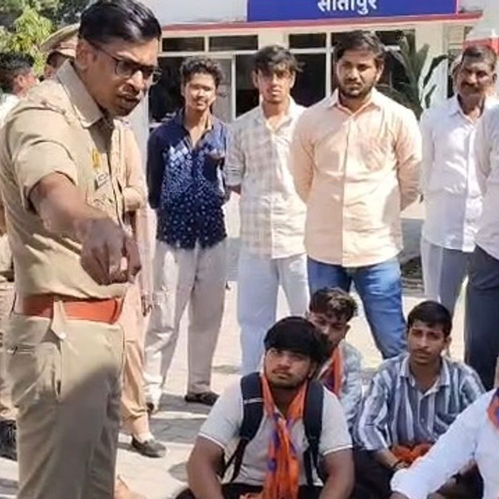 टीचर की गिरफ्तारी की मांग को लेकर परिजनों का हंगामा:सीतापुर में एसपी कार्यालय पहुंचे ग्रामीण और परिजन, युवती की आत्महत्या के लिए टीचर को ठहराया जिम्मेदार