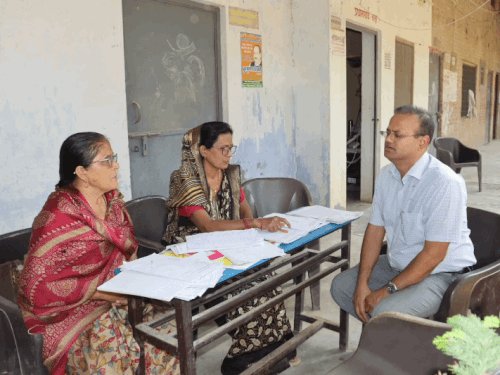 आजमगढ़ में चला विशेष मतदाता अभियान:डीएम रविंद्र कुमार ने किया निरीक्षण, स्कूल में शिक्षक की भूमिका में नजर आए डीएम
