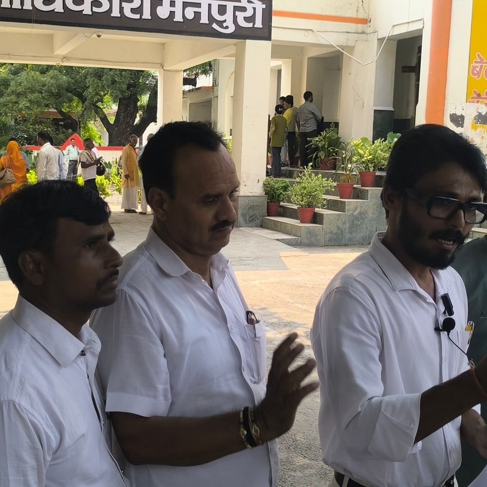 मैनपुरी में शिक्षा प्रेरकों ने 40 माह का बकाया मानदेय:950 से अधिक प्रेरकों का मानदेय छह साल से बकाया, डीएम को सौंपा ज्ञापन