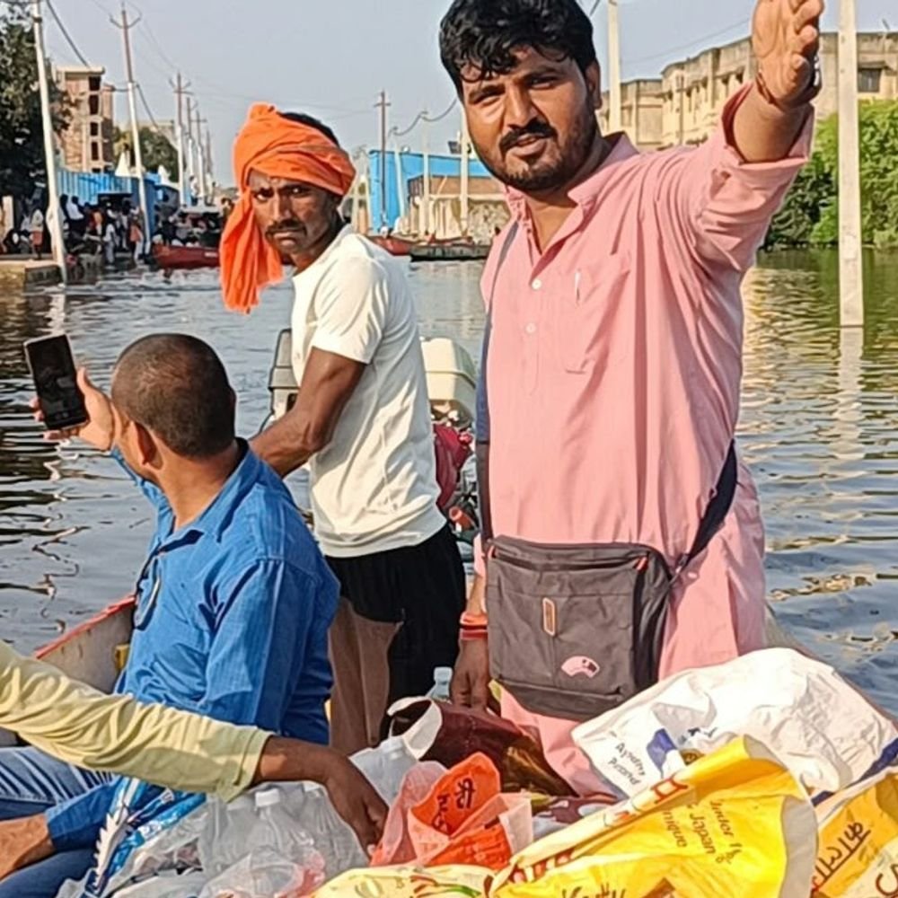 फैजुल्लागंज में रेल कर्मचारियों ने राहत शिविर:कर्मचारियों ने जुटाई मदद, 200 परिवारों को राहत