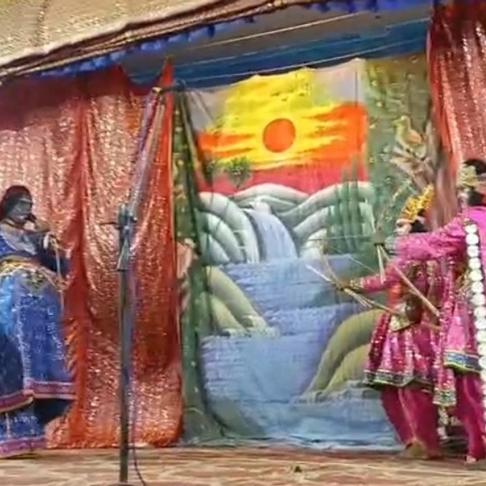 रामलीला में ताड़का, सुबाहु और मारीच का वध:बहराइच में मथुरा-वृंदावन के कलाकारों ने मुनि आगमन और यज्ञ रक्षा के प्रसंग दिखाए