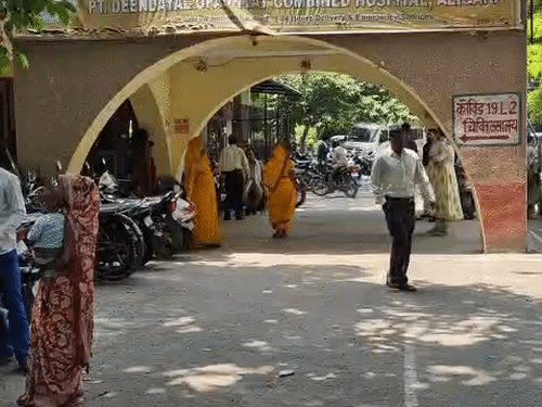 अलीगढ़ में दो झोलाछाप संचालकों पर FIR:बिना पंजीकरण और डिग्री के चला रहे थे क्लीनिक, स्वास्थ्य विभाग के निरीक्षण में नहीं मिले वैध दस्तावेज