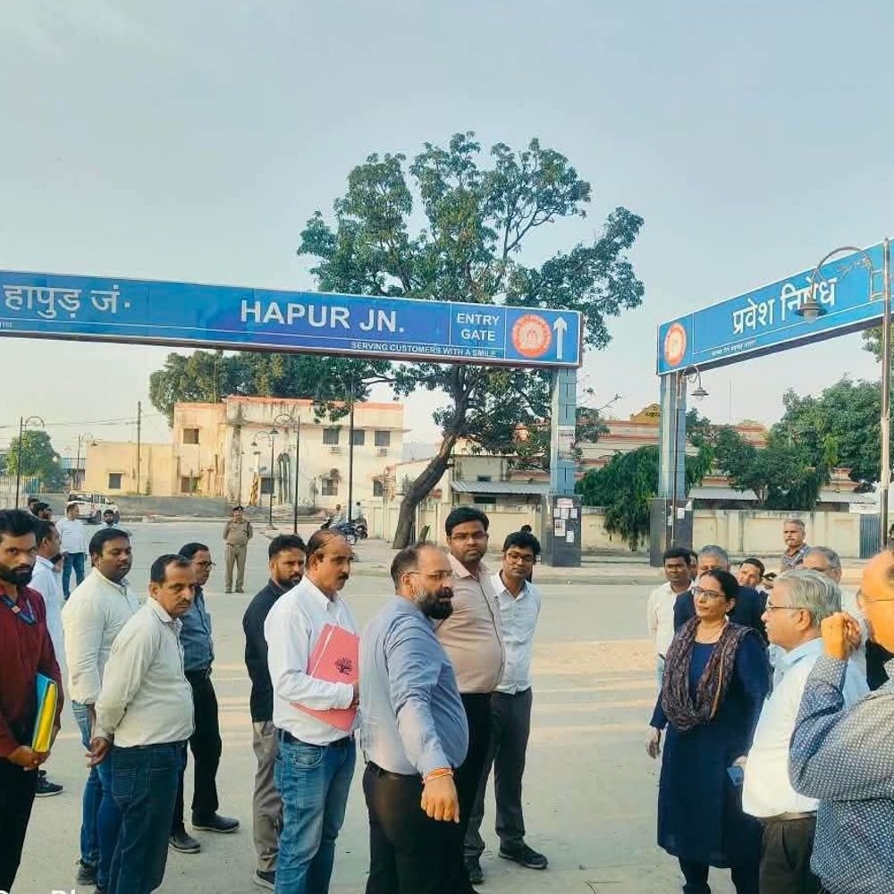 DRM ने हापुड़ स्टेशन के कामों का जायजा लिया:अमृत भारत स्टेशन योजना के तहत चल रहे पुनर्विकास कार्य समयसीमा में गुणवत्ता के साथ पूरे करने के निर्देश