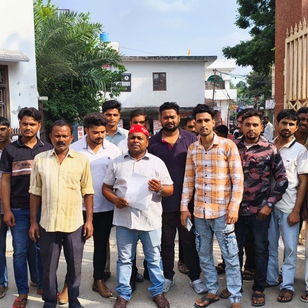 अखिलेश यादव की हिरासत के विरोध में सपा का प्रदर्शन:चुनाव आयुक्त के इस्तीफे की मांग, राष्ट्रपति के नाम SDM को सौंपा ज्ञापन