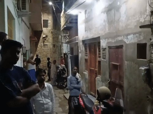 वाराणसी में युवती के कमरे में युवक ने किया सुसाइड:कहासुनी के बाद कमरे में बंद हो गया था, पुलिस ने दरवाजा तोड़कर निकाला शव