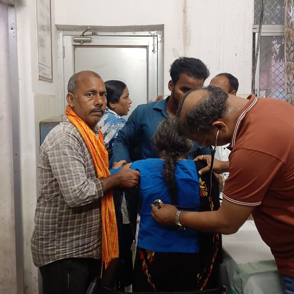 महराजगंज जिला अस्पताल में मौसमी बीमारियों के बढ़े मरीज:सांप काटने और सड़क हादसों के मामले भी बढ़े