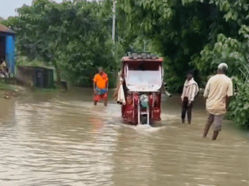 बलिया में गंगा-सरयू नदी खतरे के निशान से ऊपर:तटवर्ती गांवों में घुसा बाढ़ का पानी, रास्तों पर पानी आने से नाव बनी सहारा