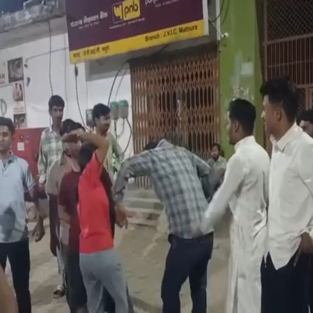 मथुरा के इंटर कॉलेज में 2 कर्मचारियों को पीटा:रात को परिसर में युवती बुलाने का आरोप, ABVP कार्यकर्ताओं ने रंगे हाथ पकड़ा