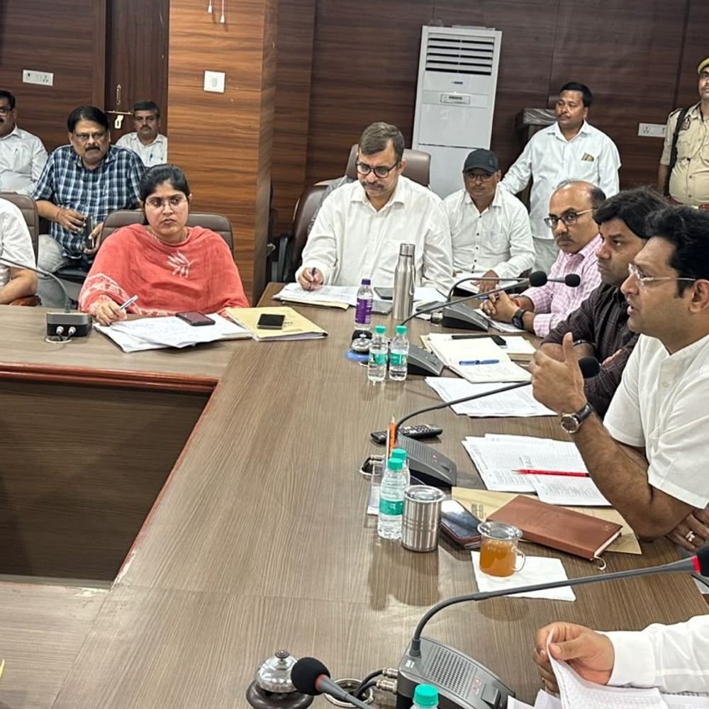 डीएम ने बिजली विभाग के अधिकारियों का वेतन रोका:जौनपुर में आईजीआरएस बैठक में खराब प्रदर्शन पर जवाब मांगा