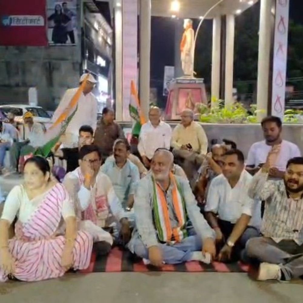 राहुल-प्रियंका की हिरासत के विरोध में कांग्रेस का धरना:इटावा में कार्यकर्ताओं ने सरकार-चुनाव आयोग के खिलाफ नारेबाजी की