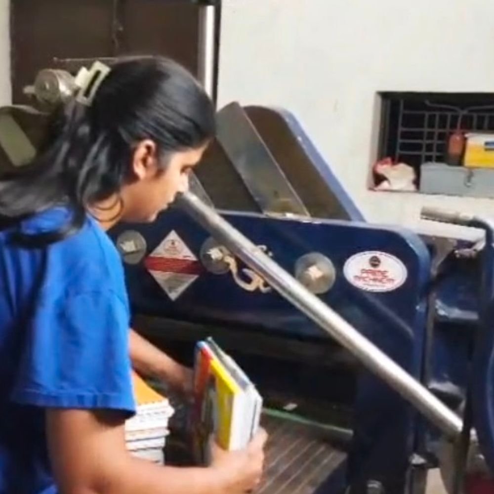 बलिया की अस्मिता ने नोटबुक से खड़ा किया कारोबार:BCA कर नौकरी करने की बजाए खुद शुरू किया काम, 4 लोगों को भी दिया रोजगार