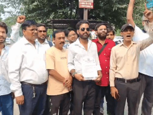 दलेर मेहंदी के समर्थन में उतरे मेरठ के कलाकार:कमिश्नरी चौराहे पर कला शक्ति महासंघ ने किया प्रदर्शन, डीएम को सौंपा ज्ञापन