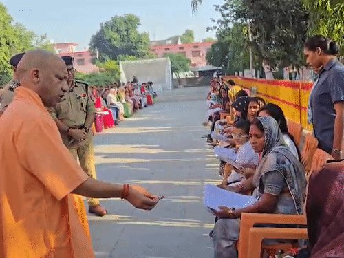 CM के जनता दर्शन में 200 लोग पहुंचे:अधिकारियों से बोले-संवेदनशील व्यवहार के साथ हर पीड़ित की मदद करें
