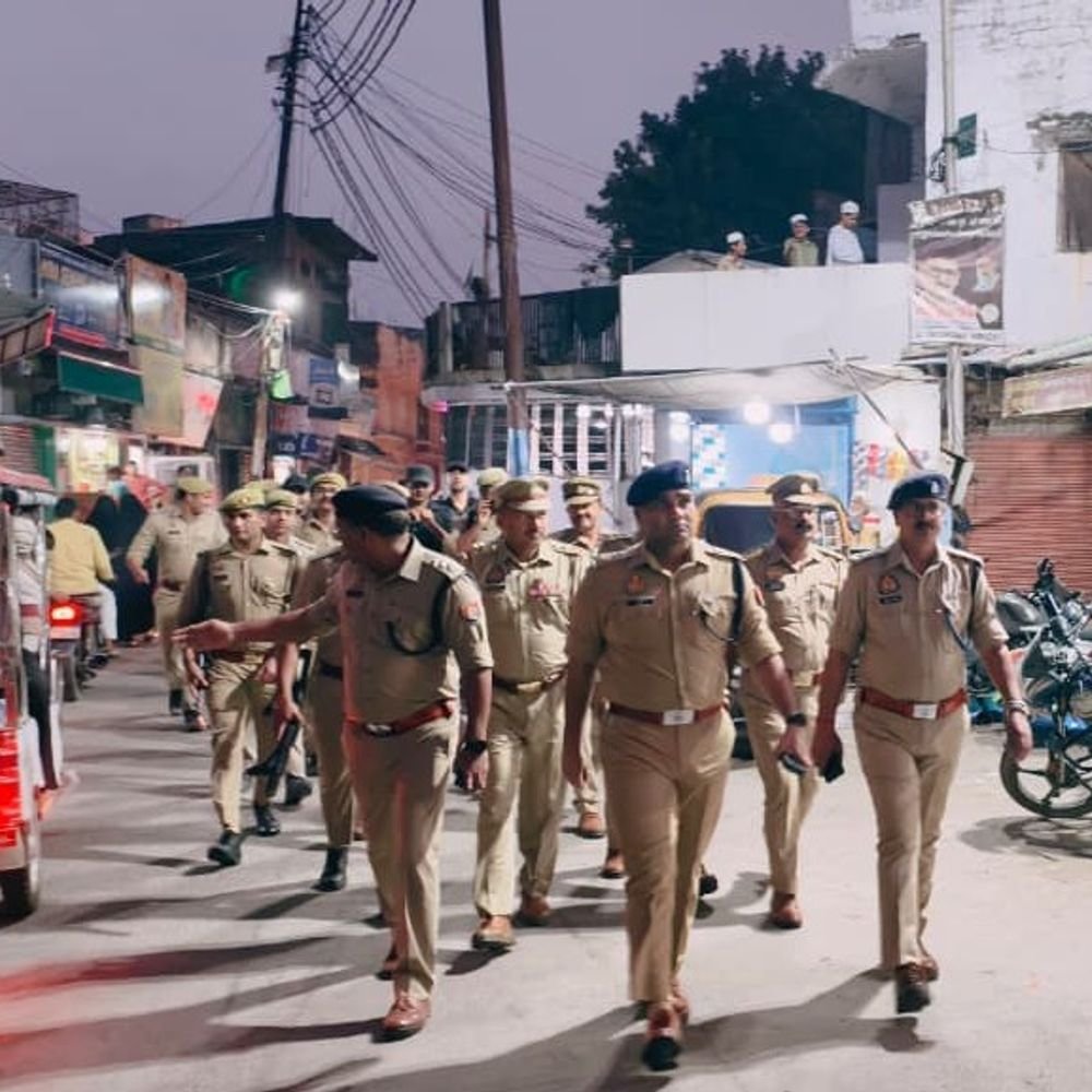 सर्राफा बाजार और भीड़भाड़ वाले इलाकों का निरीक्षण:अमरोहा में दीपावली से पहले सुरक्षा को लेकर पुलिसकर्मियों को दिए निर्देश
