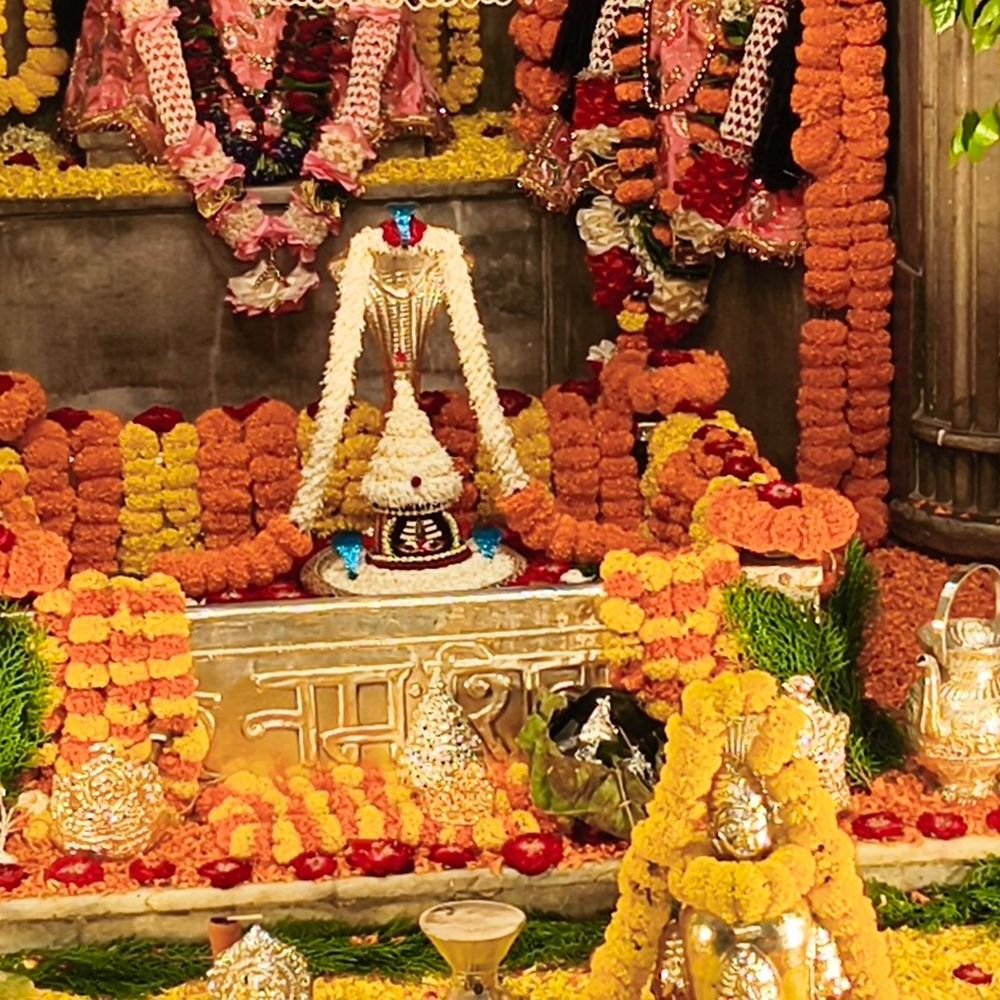 मिर्जापुर में इमलहा नाथ महादेव का वार्षिक श्रृंगारोत्सव:हजारों श्रद्धालुओं ने ग्रहण किया प्रसाद; भोर तक चला बिरहा दंगल