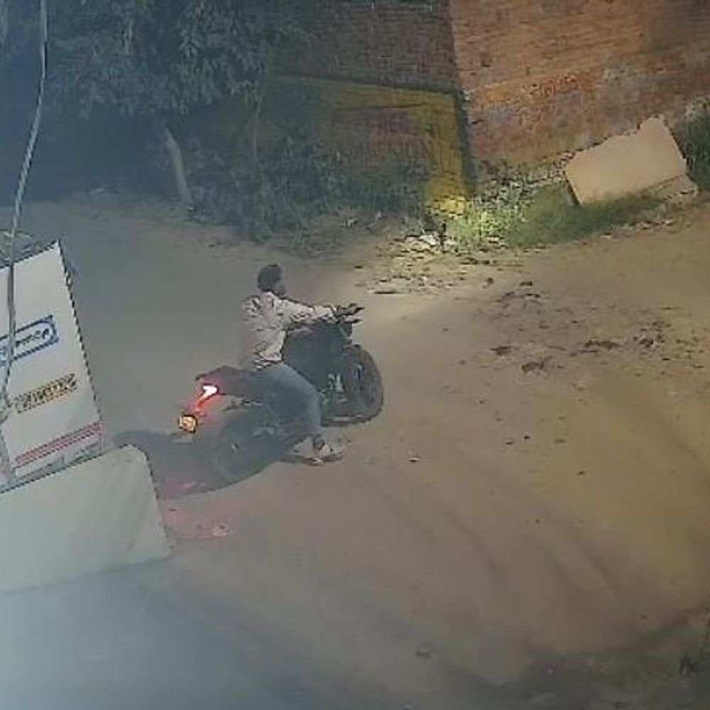 मेरठ में महिला से चेन लूट का CCTV:इवनिंग वॉक पर निकली महिला के गले पर झपट्‌टा मारा फिर भागा बदमाश