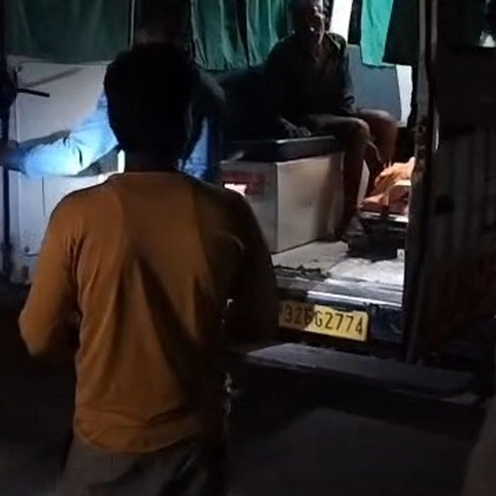 उन्नाव में सड़क हादसे में दो की मौत:खेत की रखवाली कर रहे दो बुजुर्गों को बाइक ने रौंदा, बाइक छोड़कर भागा चालक
