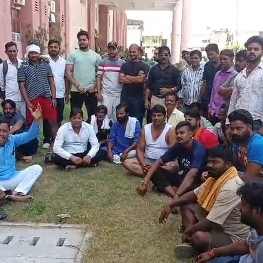 540 सफाई कर्मचारियों की बहाली को लेकर धरना:मथुरा नगर निगम पर वाल्मीकि समाज का प्रदर्शन, उग्र आंदोलन की चेतावनी