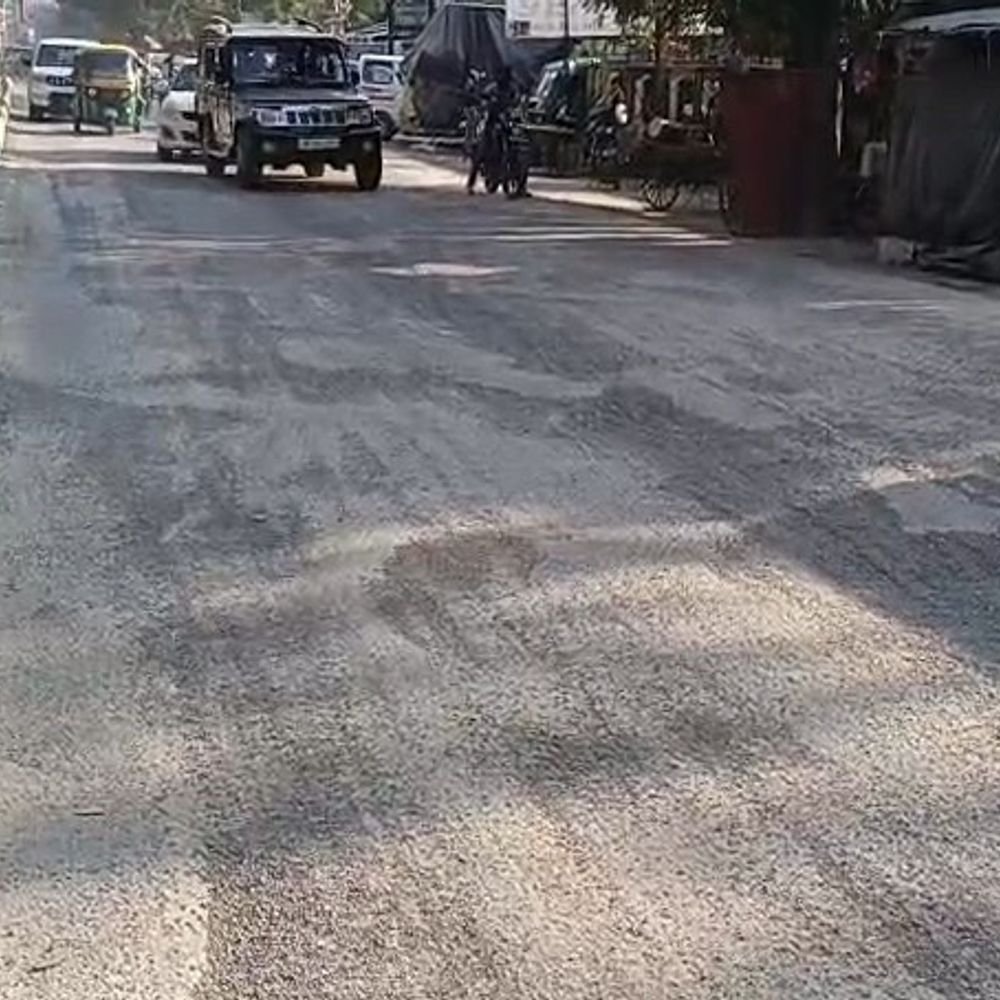 उन्नाव के अस्पताल रोड पर गड्ढे, राहगीरों की बढ़ी परेशानी:दोपहिया वाहन चालकों को दिक्कत, PWD की कार्यप्रणाली पर उठे सवाल