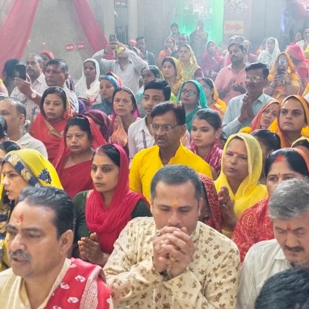 नवरात्रि के छठे दिन उन्नाव में उमड़ी श्रद्धालुओं की भीड़:मां कात्यायनी के दर्शन के लिए प्राचीन दुर्गा मंदिर में भोर से लगी कतार